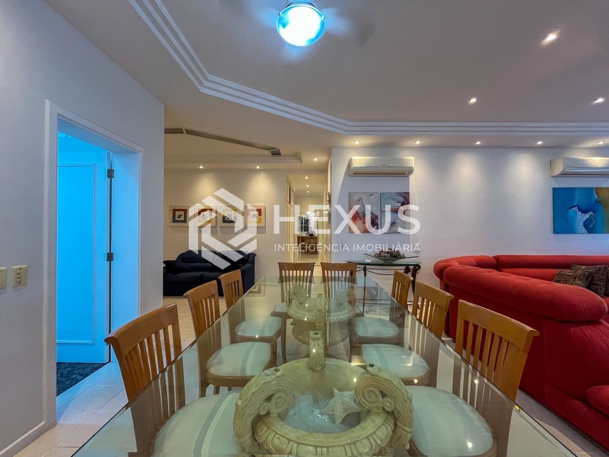 Foto 5 de Apartamento reformado com varanda a 3 quadras da praia nas Pitangueiras, Guarujá
