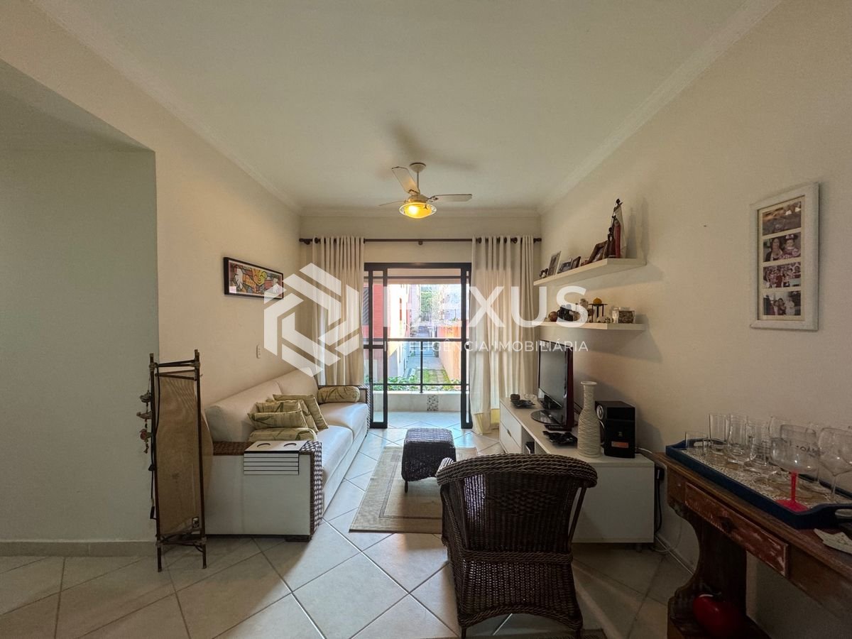Foto 4 de Apartamento reformado com varanda e lazer a 500m da praia na região da Brunella na Enseada, Guarujá