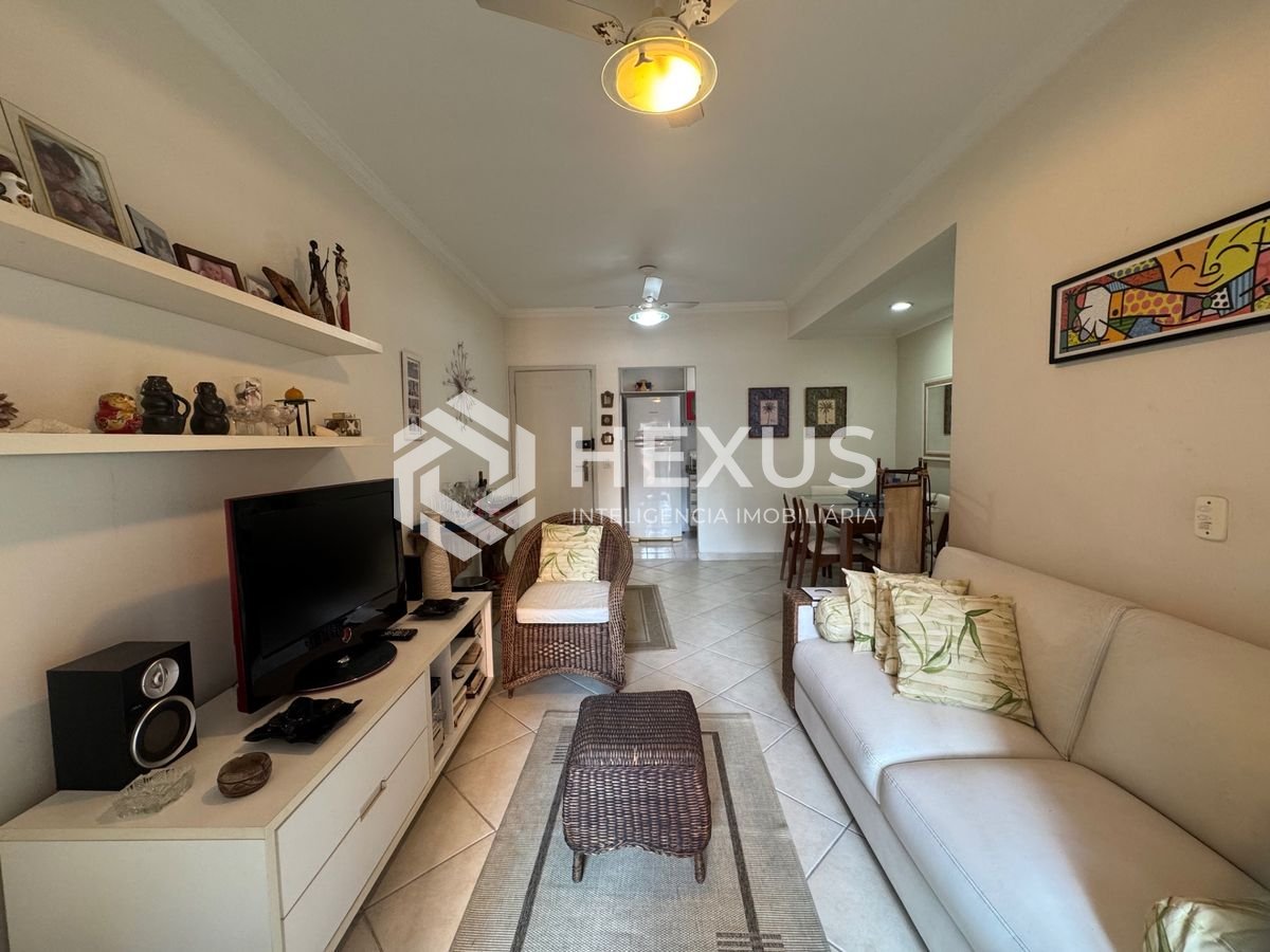 Foto 3 de Apartamento reformado com varanda e lazer a 500m da praia na região da Brunella na Enseada, Guarujá