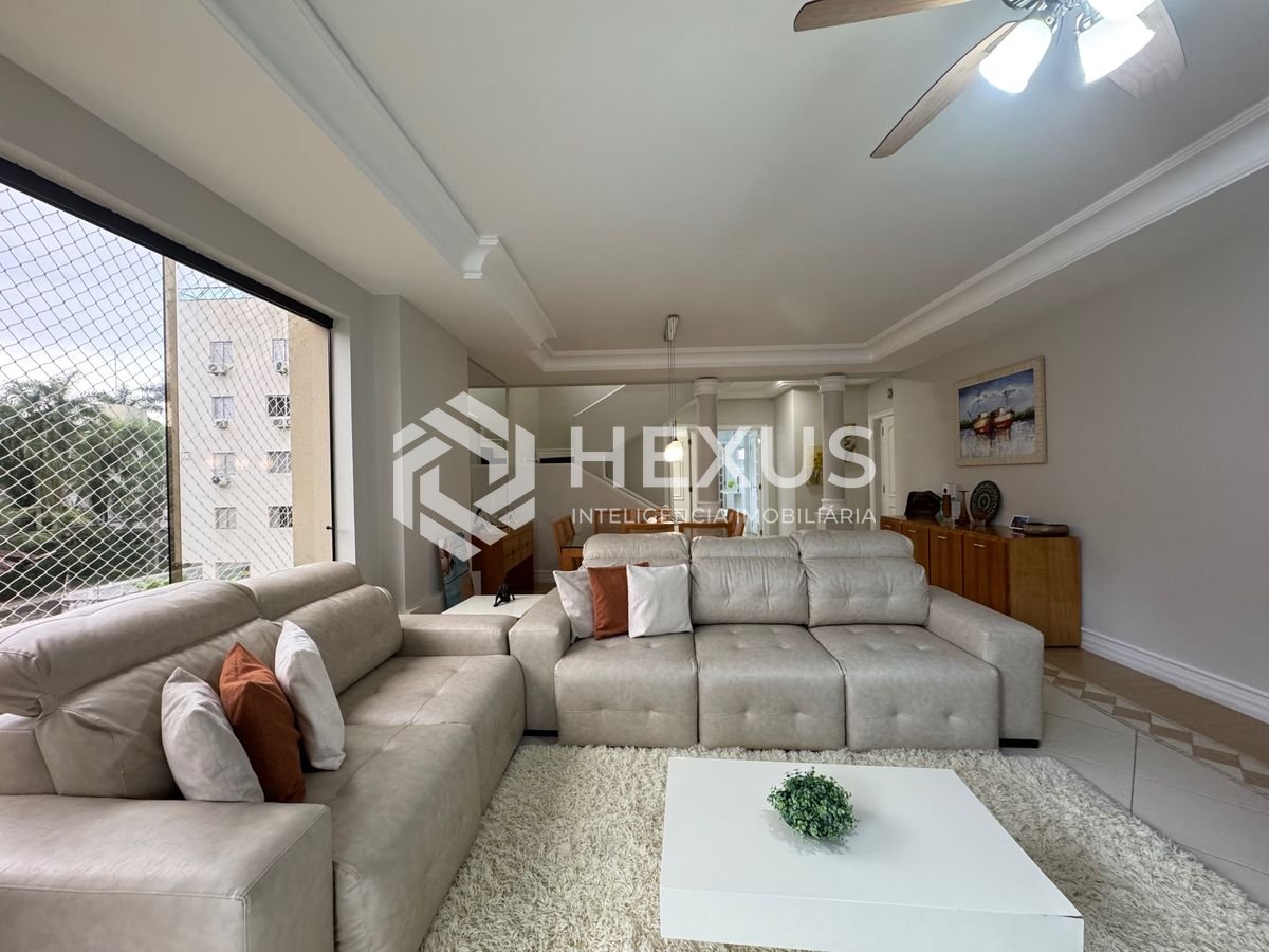 Foto 4 de Apartamento reformado com varanda e lazer a 150m da praia na região da Brunella na Enseada, Guarujá