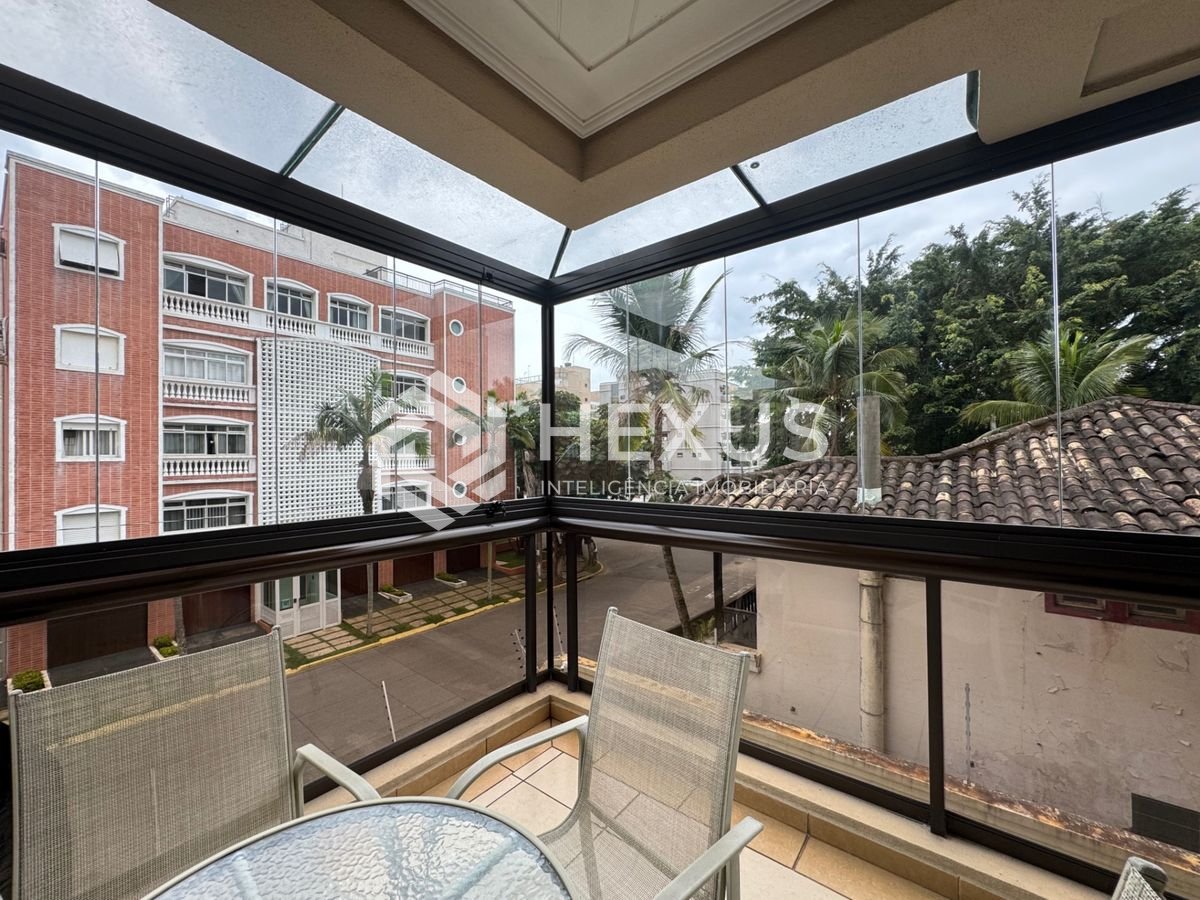 Foto 5 de Apartamento reformado com varanda e lazer a 150m da praia na região da Brunella na Enseada, Guarujá