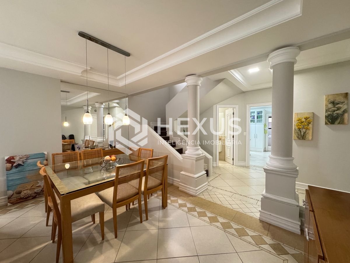 Foto 3 de Apartamento reformado com varanda e lazer a 150m da praia na região da Brunella na Enseada, Guarujá
