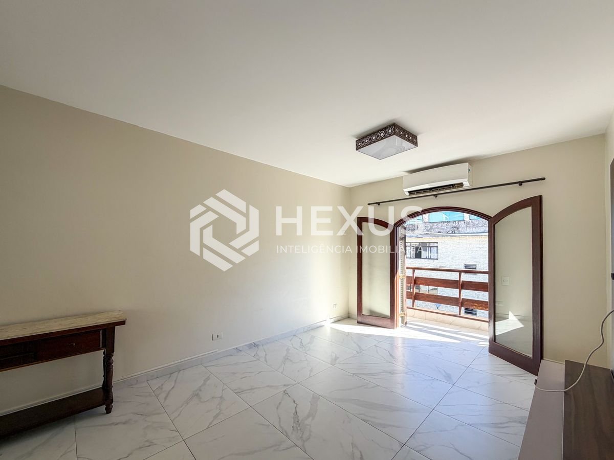 Foto 4 de Apartamento reformado com varanda a 150m da praia na região do Jardim Praiano na Enseada, Guarujá