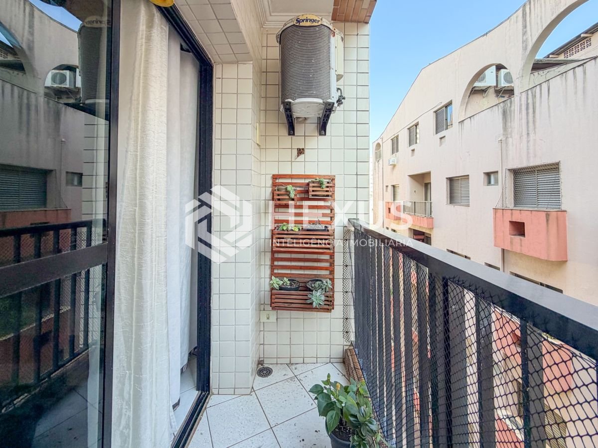 Foto 3 de Apartamento com varanda e lazer a 400m da praia no Jardim Astúrias, Guarujá