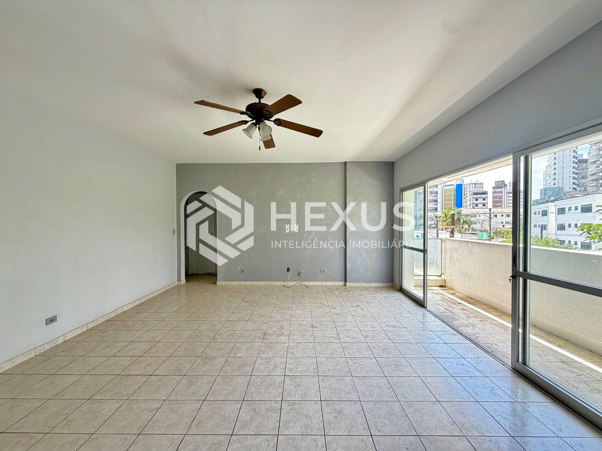 Foto 2 de Apartamento reformado com varanda a 100m da praia no Jardim Astúrias, Guarujá