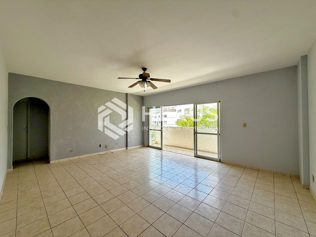 Apartamento reformado com varanda a 100m da praia no Jardim Astúrias, Guarujá