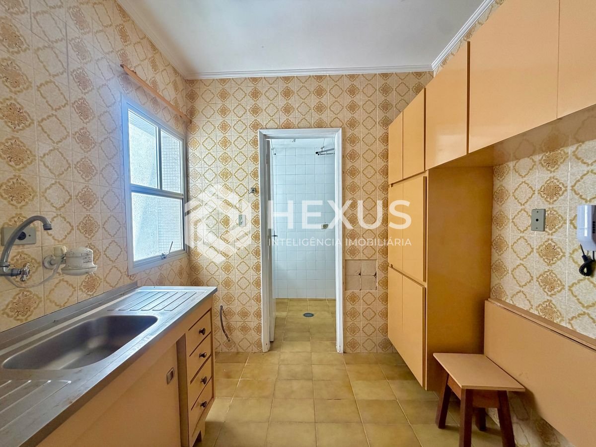 Foto 5 de Apartamento reformado com varanda a 100m da praia no Jardim Astúrias, Guarujá