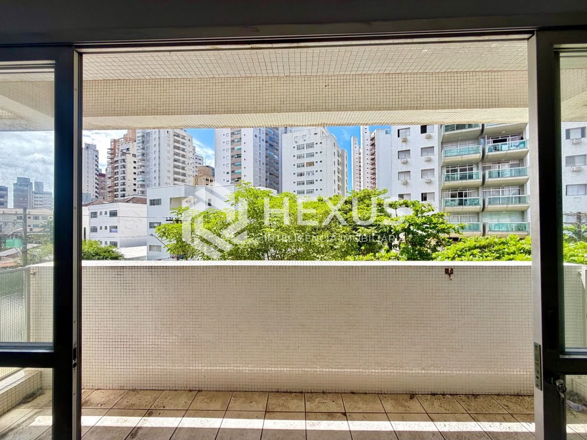 Foto 4 de Apartamento reformado com varanda a 100m da praia no Jardim Astúrias, Guarujá