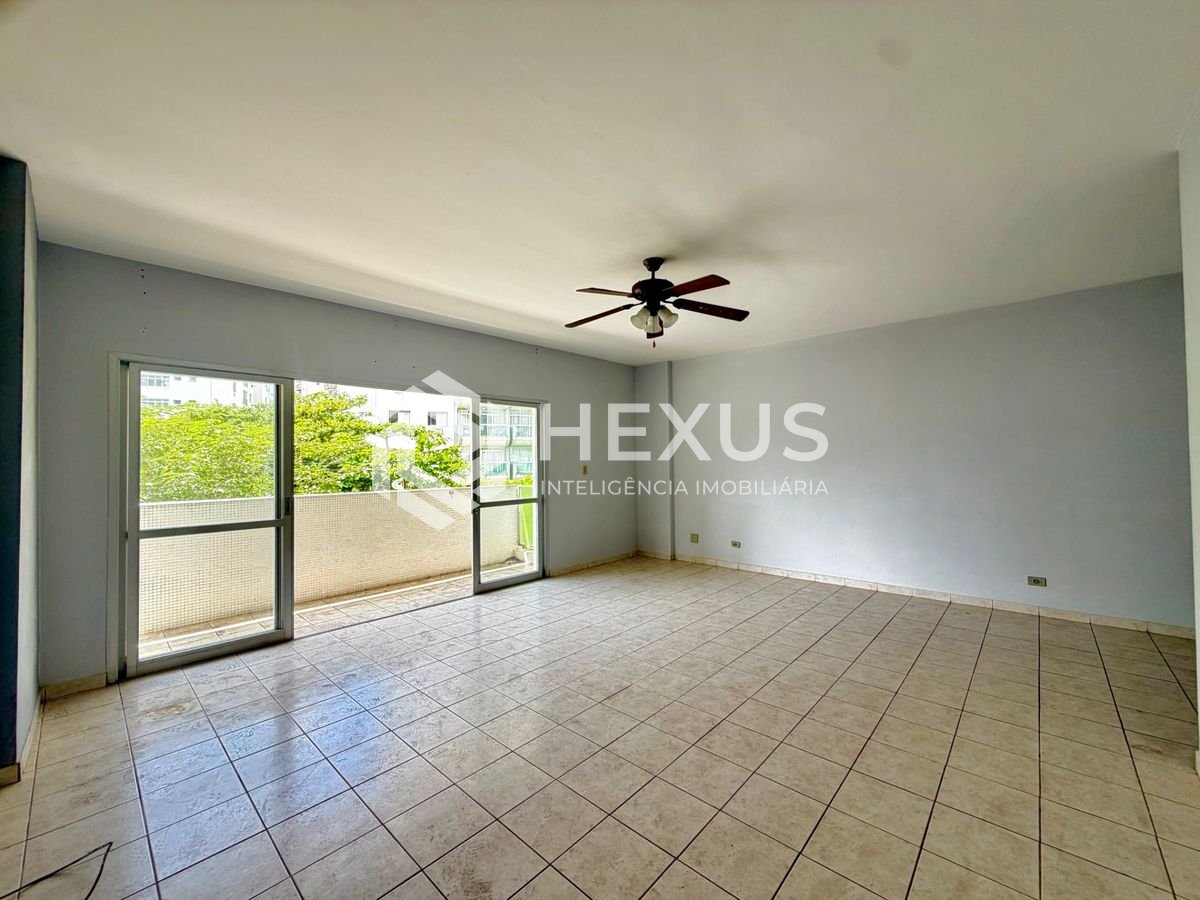 Foto 3 de Apartamento reformado com varanda a 100m da praia no Jardim Astúrias, Guarujá