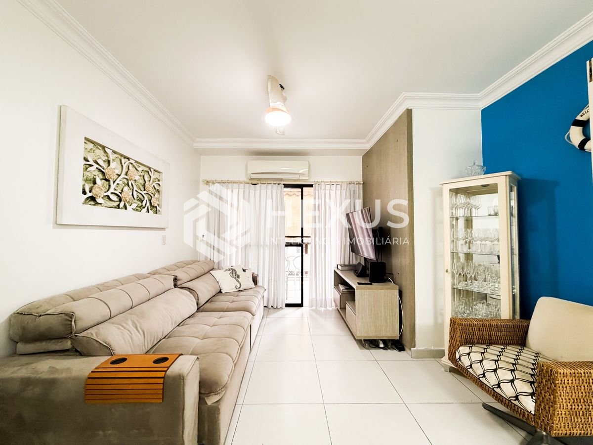 Foto 3 de Apartamento reformado com varanda e lazer a 300m da praia na Enseada, Guarujá