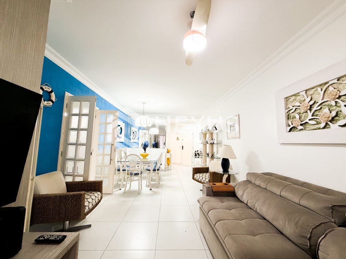 Foto 5 de Apartamento reformado com varanda e lazer a 300m da praia na Enseada, Guarujá
