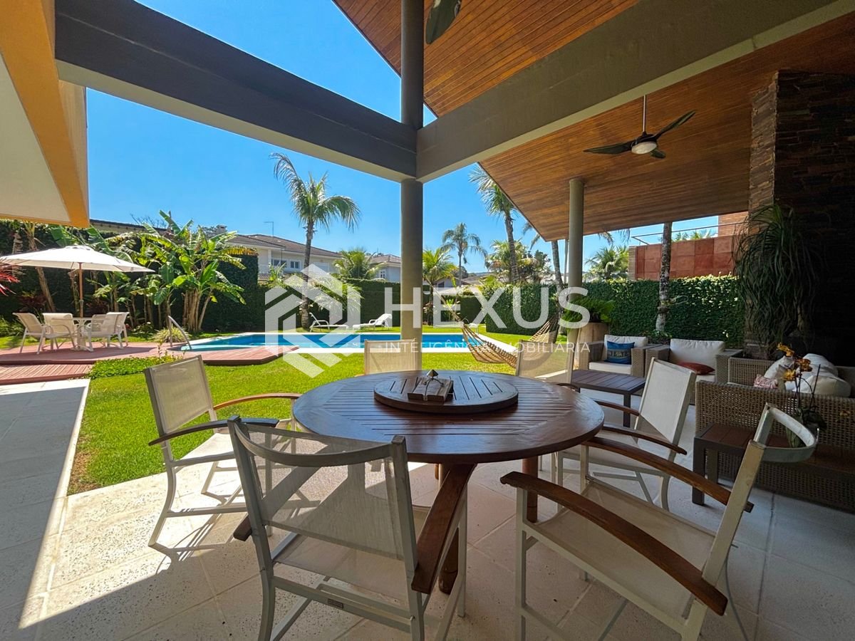 Foto 3 de Casa reformada com piscina e área gourmet no Jardim Acapulco, Guarujá