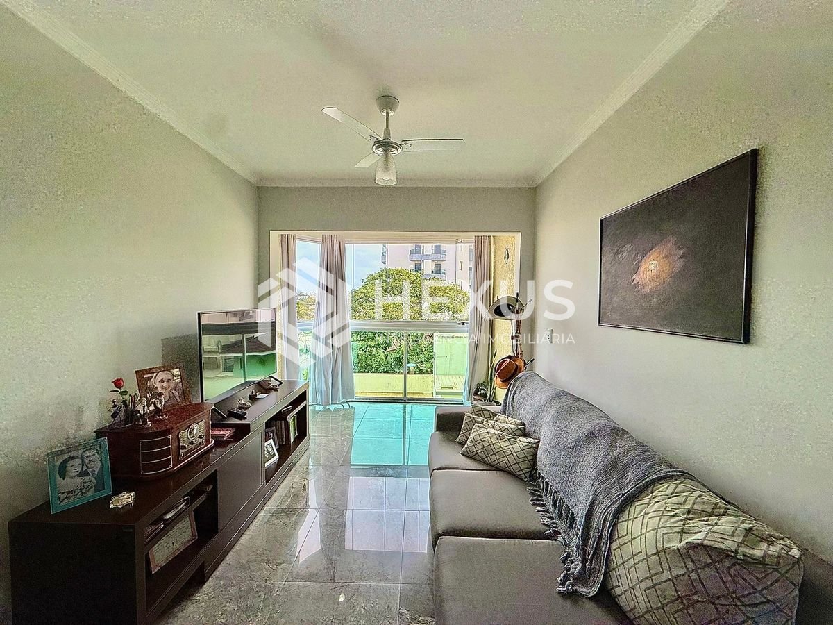 Foto 2 de Apartamento reformado com varanda e lazer a 300m da praia na região do Tortugas na Enseada, Guarujá