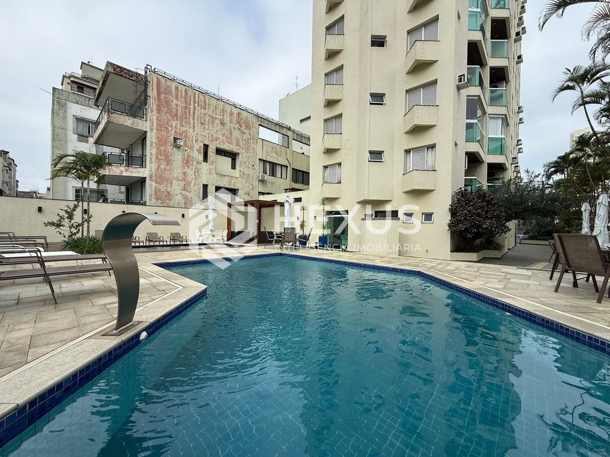 Foto 4 de Apartamento reformado com varanda e lazer a 300m da praia na região do Tortugas na Enseada, Guarujá