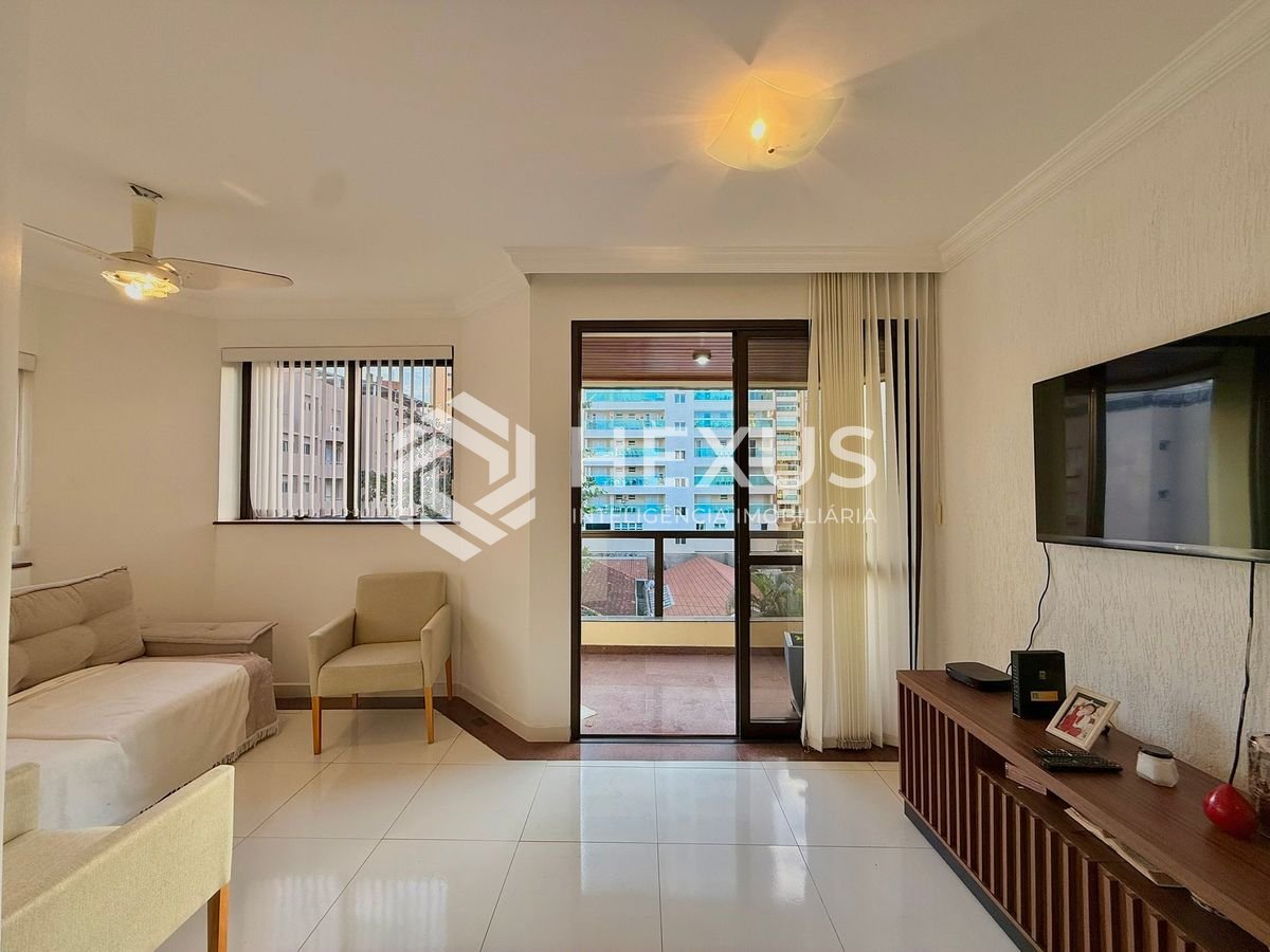Foto 2 de Apartamento reformado com varanda e lazer a 300m da praia na Enseada, Guarujá