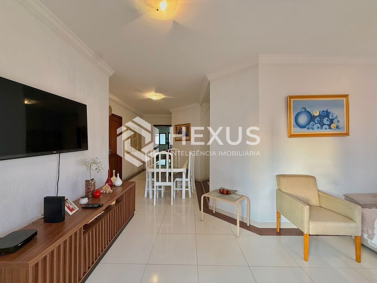 Foto 3 de Apartamento reformado com varanda e lazer a 300m da praia na Enseada, Guarujá