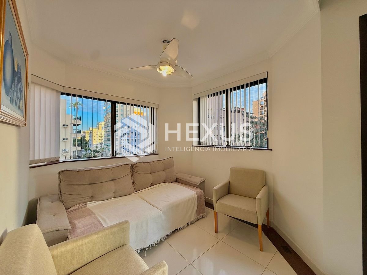 Foto 5 de Apartamento reformado com varanda e lazer a 300m da praia na Enseada, Guarujá