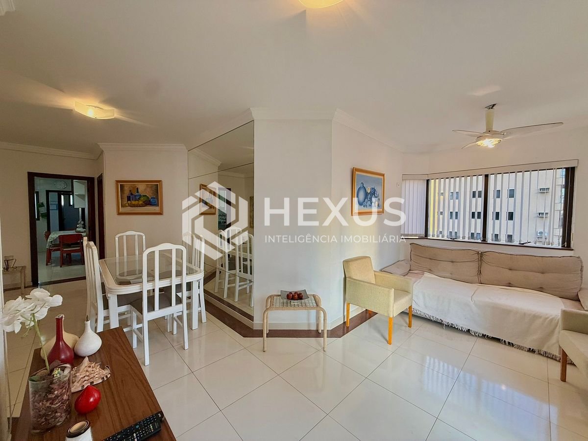 Foto 4 de Apartamento reformado com varanda e lazer a 300m da praia na Enseada, Guarujá