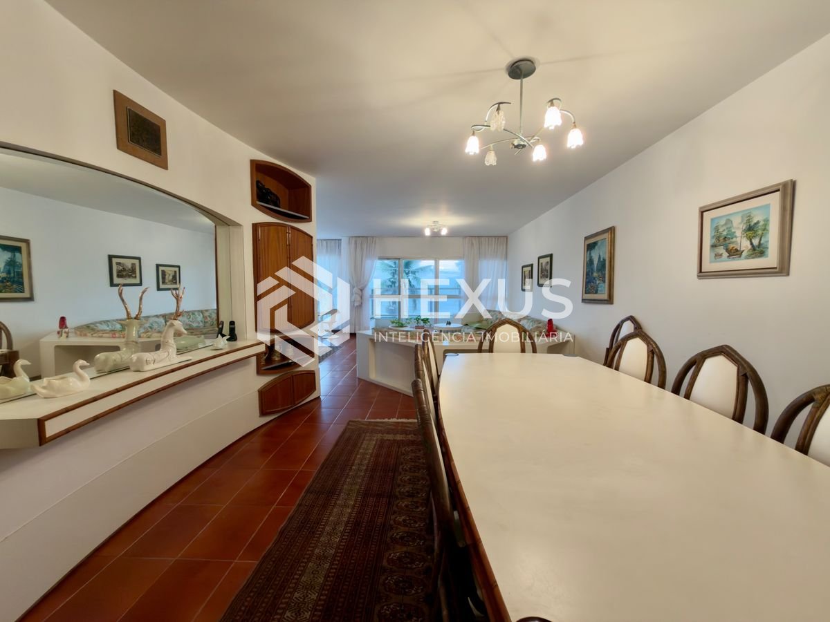 Foto 3 de Apartamento reformado frente mar com varanda e lazer no Jardim Astúrias, Guarujá