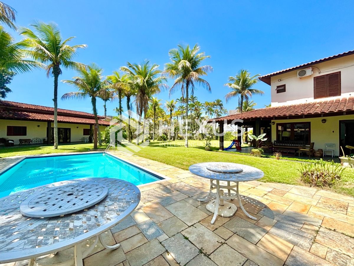 Foto 3 de Casa reformada com piscina e área gourmet no Jardim Acapulco, Guarujá