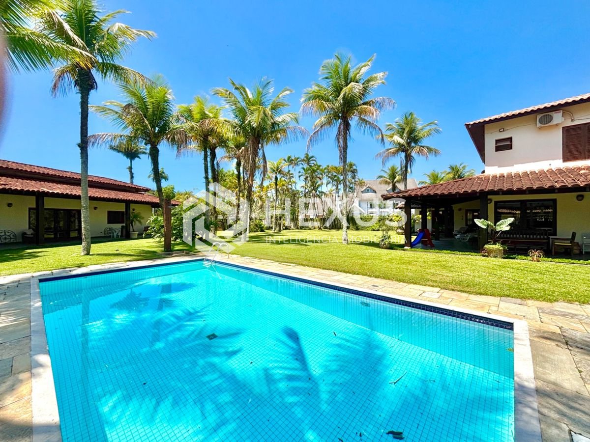 Foto 2 de Casa reformada com piscina e área gourmet no Jardim Acapulco, Guarujá