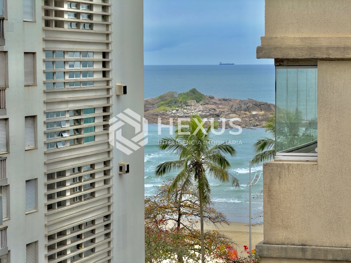 Foto 3 de Apartamento com varanda e lazer a 1 quadra da praia nas Pitangueiras, Guarujá