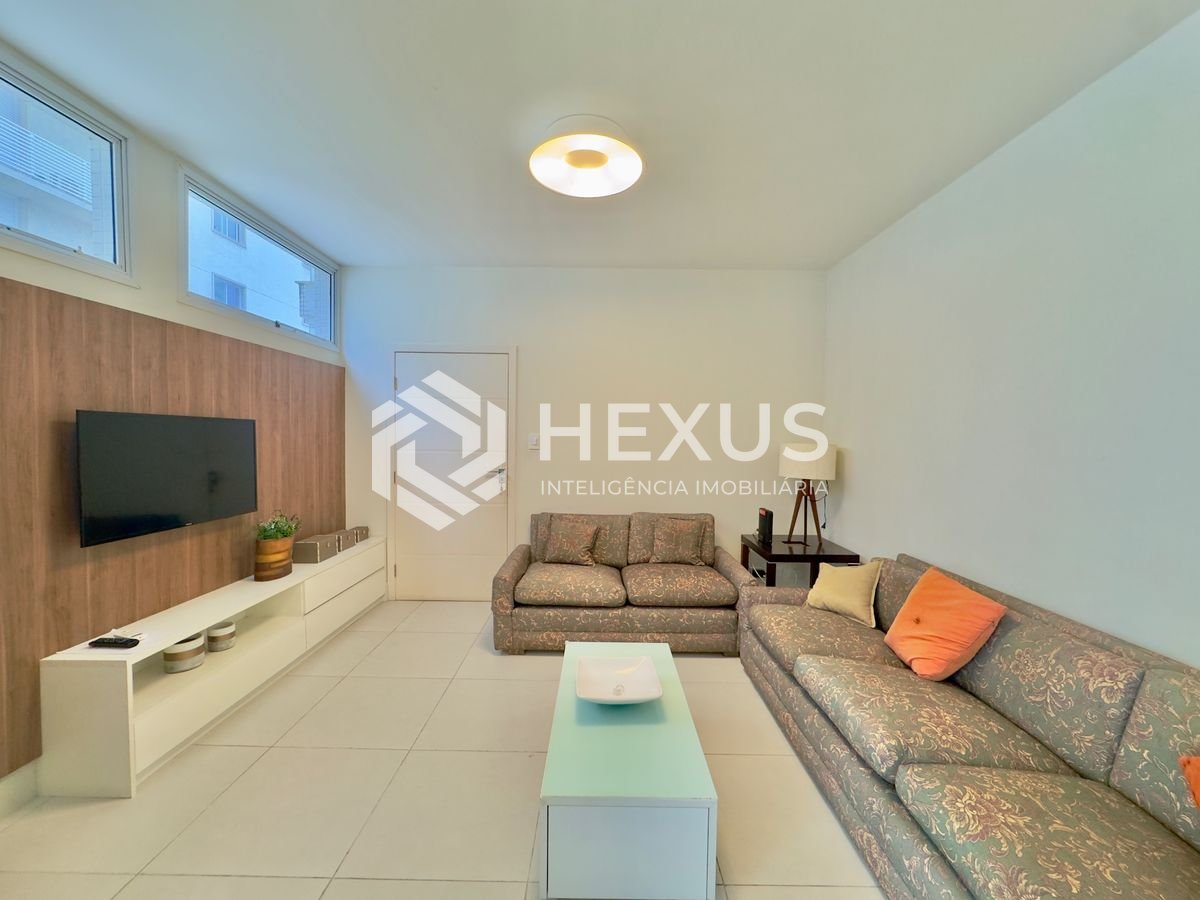 Foto 2 de Apartamento com varanda e lazer a 1 quadra da praia nas Pitangueiras, Guarujá