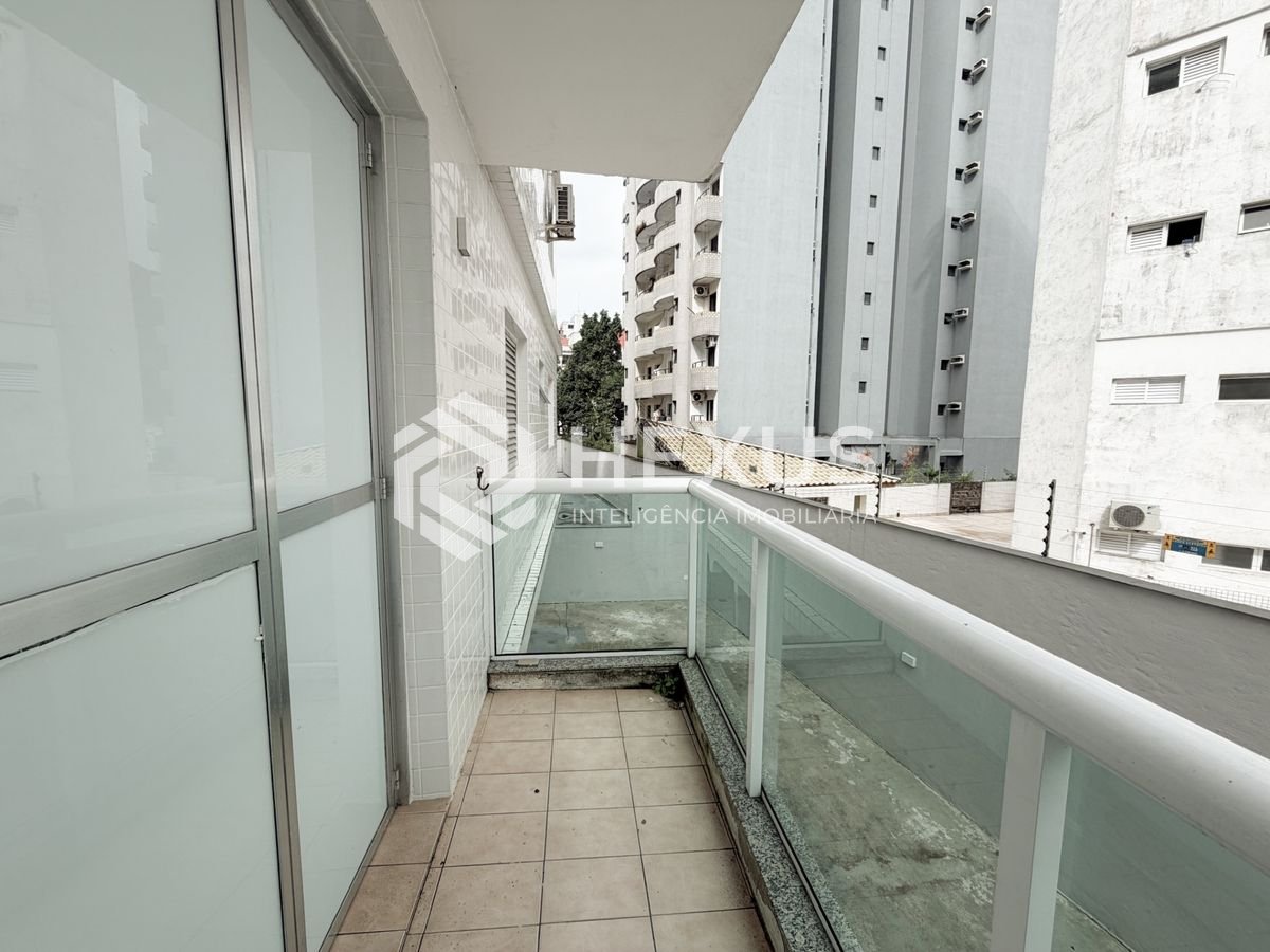 Foto 5 de Apartamento com varanda a 500m da praia da Enseada, Guarujá