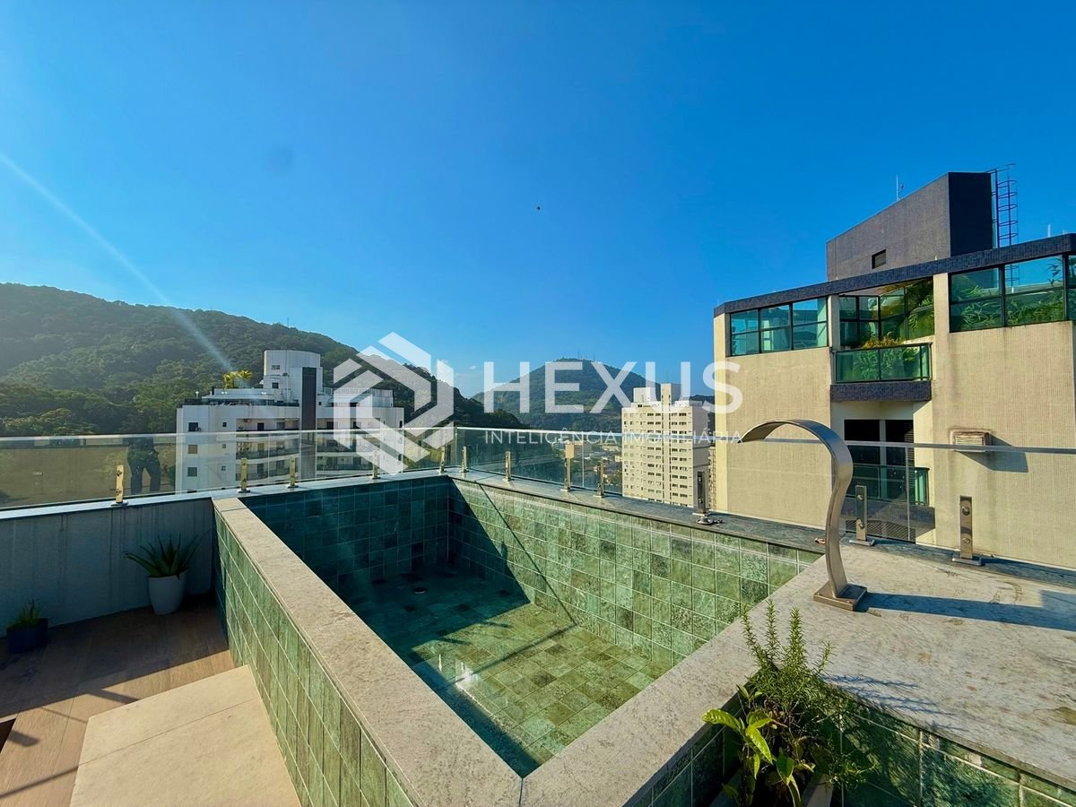Foto 4 de Cobertura Penthouse reformado com varanda vista mar e lazer a 150m da praia na região do Centro nas Pitangueiras, Guarujá