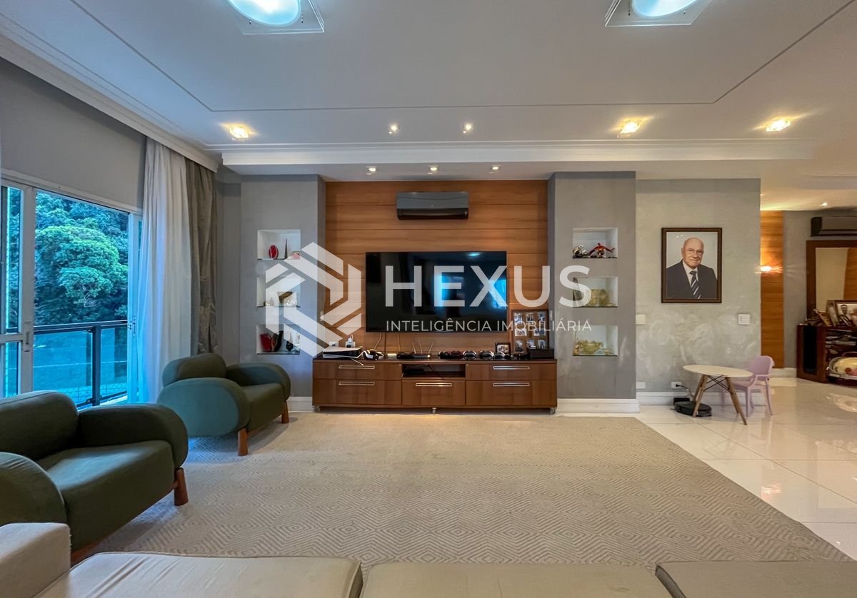 Foto 4 de Apartamento reformado com varanda e lazer a 2 quadras da praia nas Pitangueiras, Guarujá