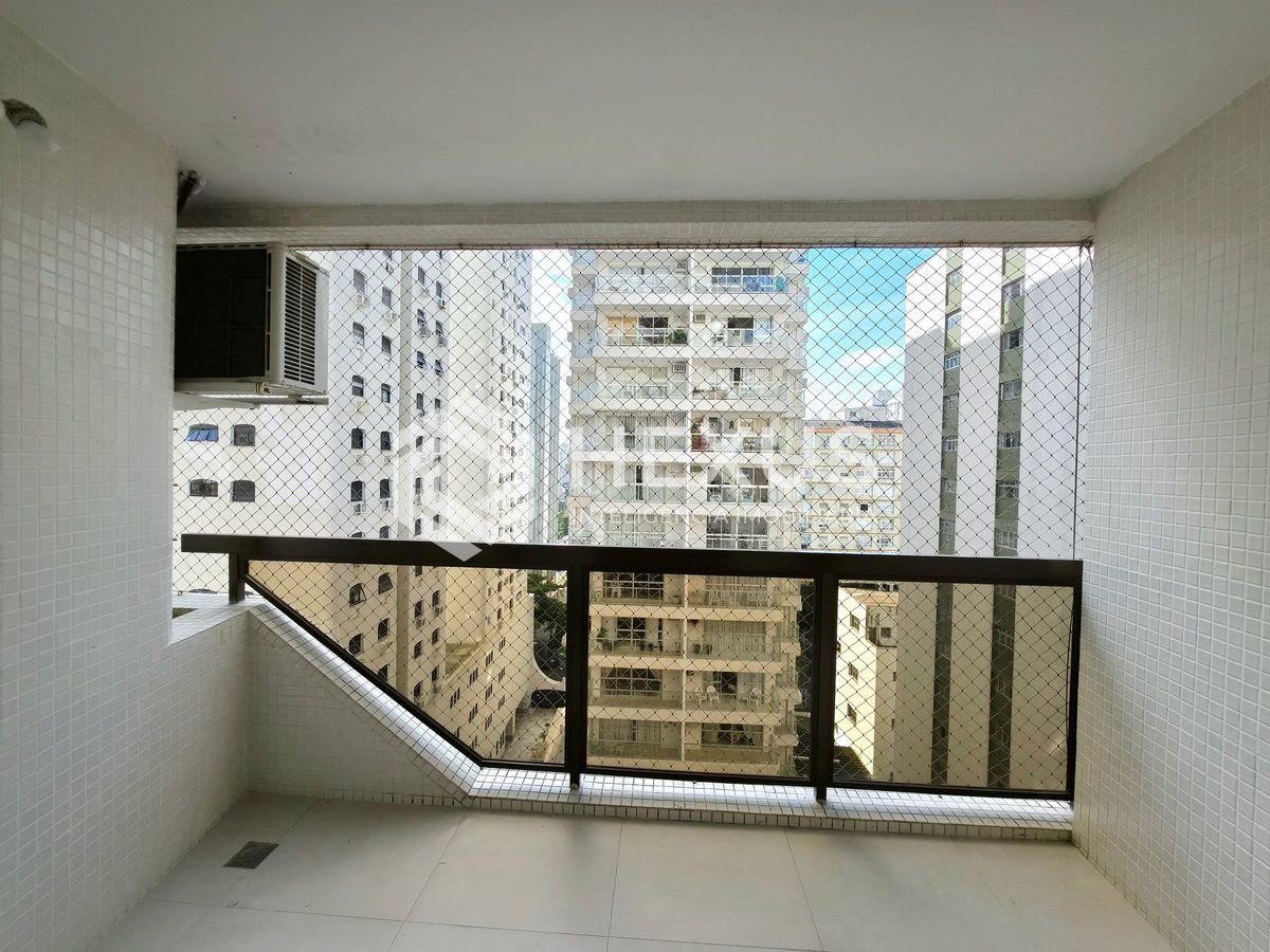 Foto 3 de Apartamento com varanda e lazer a 200m da praia nas Pitangueiras, Guarujá