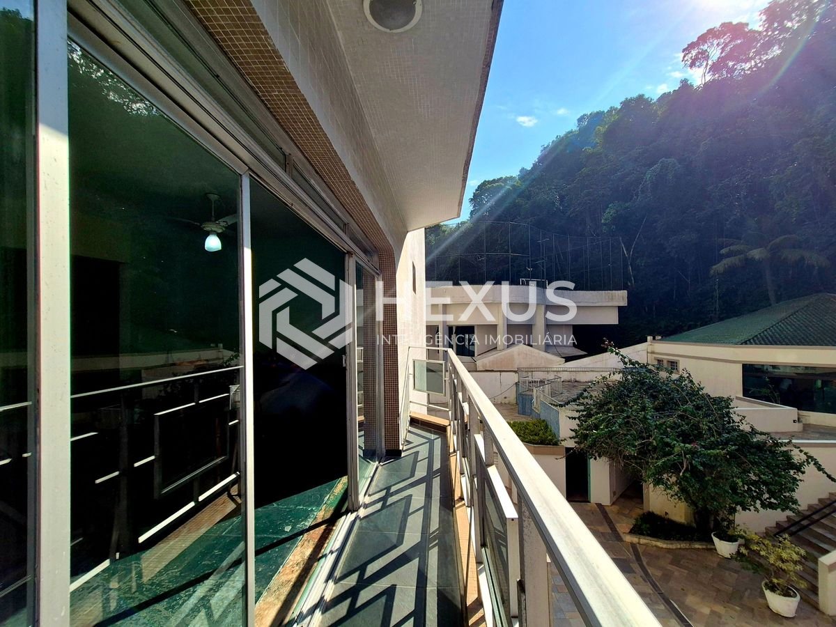 Foto 2 de Apartamento com varanda e lazer a 3 quadras da praia nas Pitangueiras, Guarujá