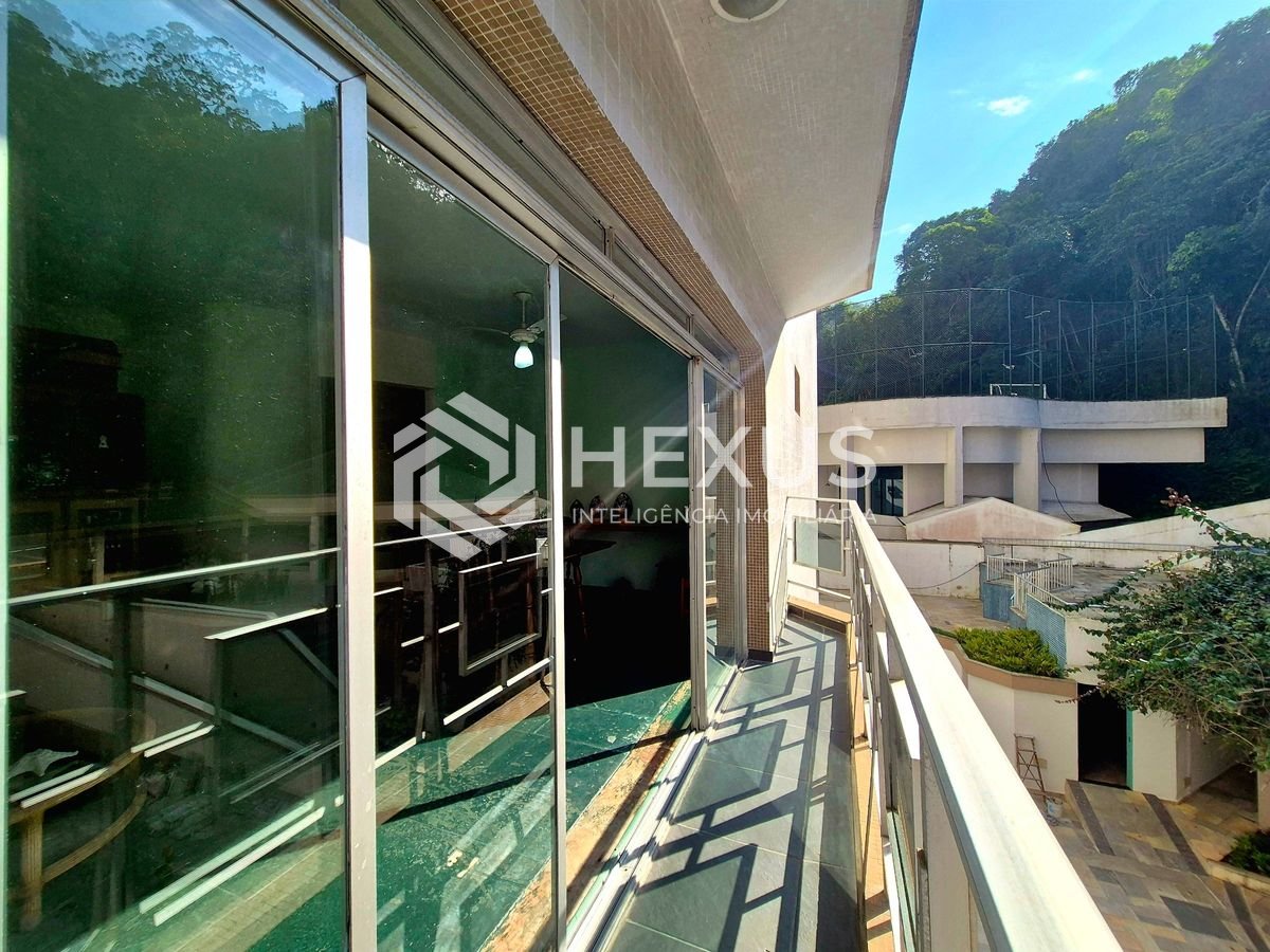 Foto 3 de Apartamento com varanda e lazer a 3 quadras da praia nas Pitangueiras, Guarujá