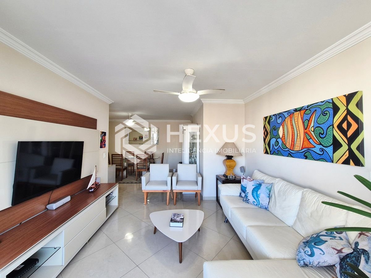 Foto 4 de Apartamento reformado com varanda e lazer a uma quadra da Praia das Pitangueiras, Guaruja