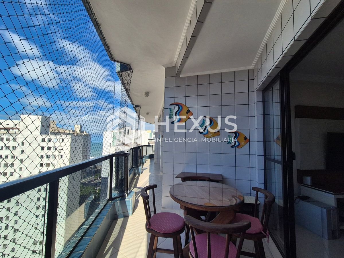 Foto 3 de Apartamento reformado com varanda e lazer a uma quadra da Praia das Pitangueiras, Guaruja