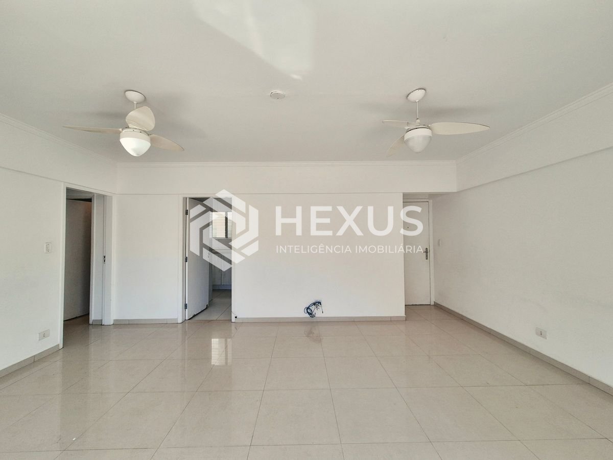 Foto 3 de Apartamento  com varanda à 1 quadra da praia no Jardim Astúrias, Guarujá