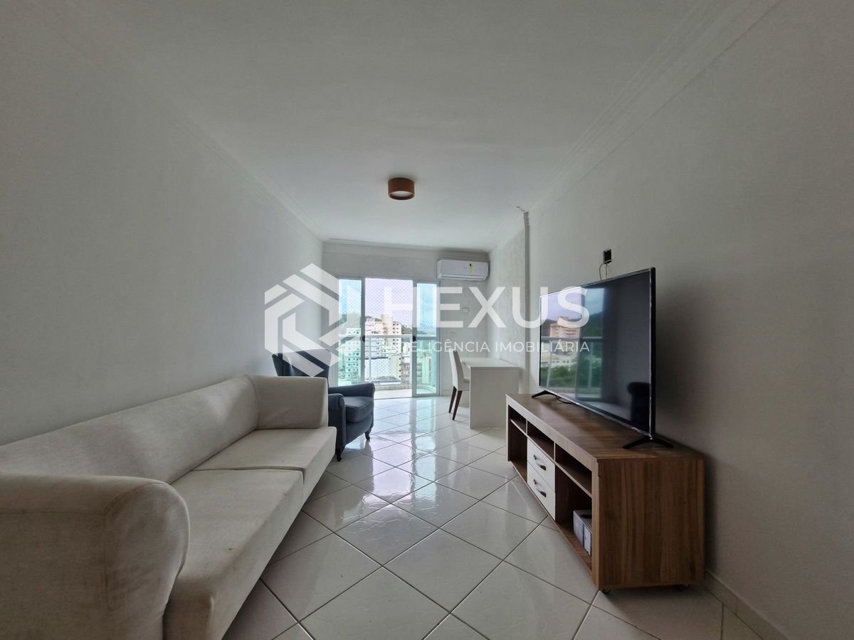 Foto 2 de Apartamento reformado com varanda a 100m da praia no Tombo, Guarujá