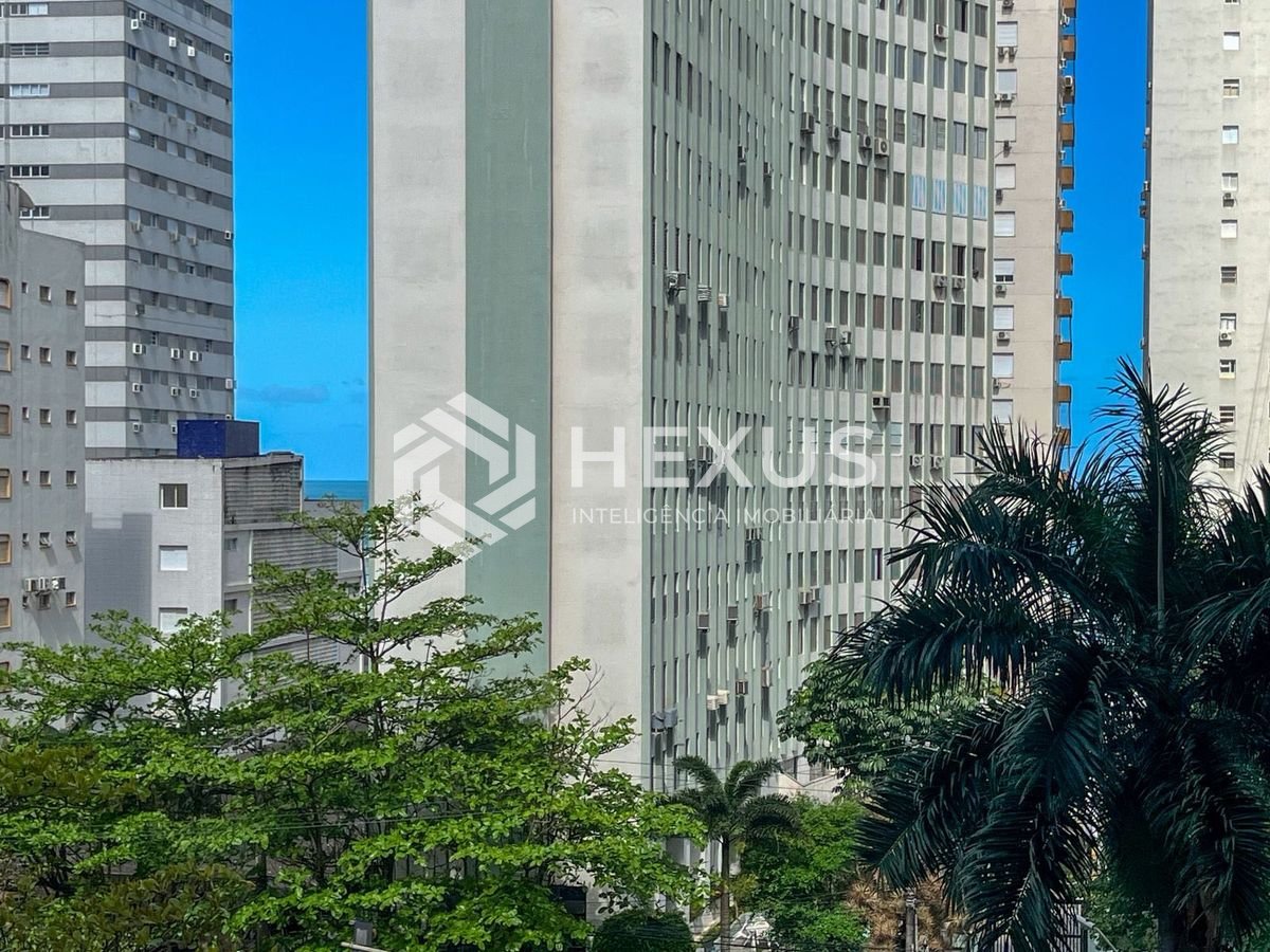 Foto 3 de Apartamento reformado com varanda vista mar e lazer nas Pitangueiras, Guarujá