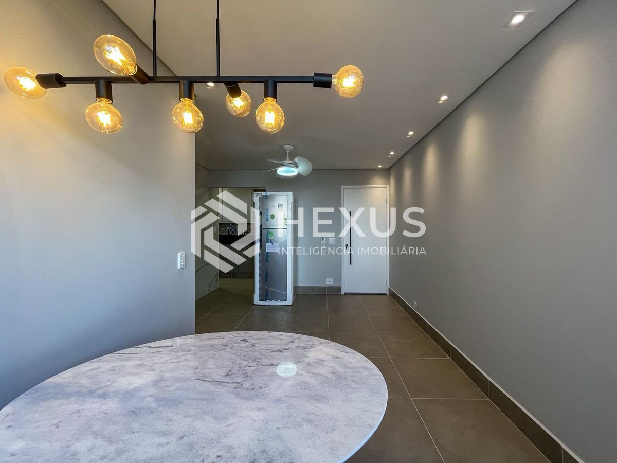 Foto 4 de Apartamento reformado com varanda vista mar e lazer nas Pitangueiras, Guarujá