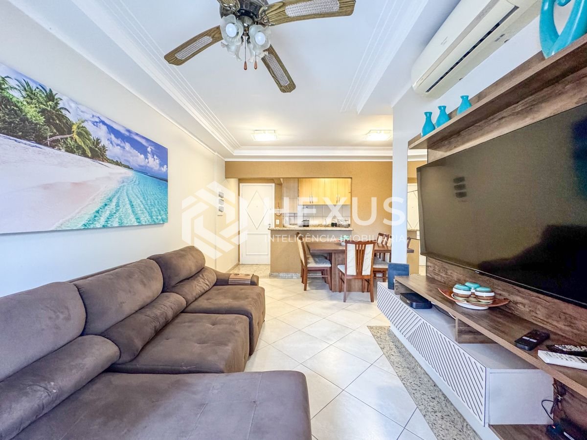 Foto 2 de Apartamento reformado com varanda e lazer a 150m da praia nas Pitangueiras, Guarujá