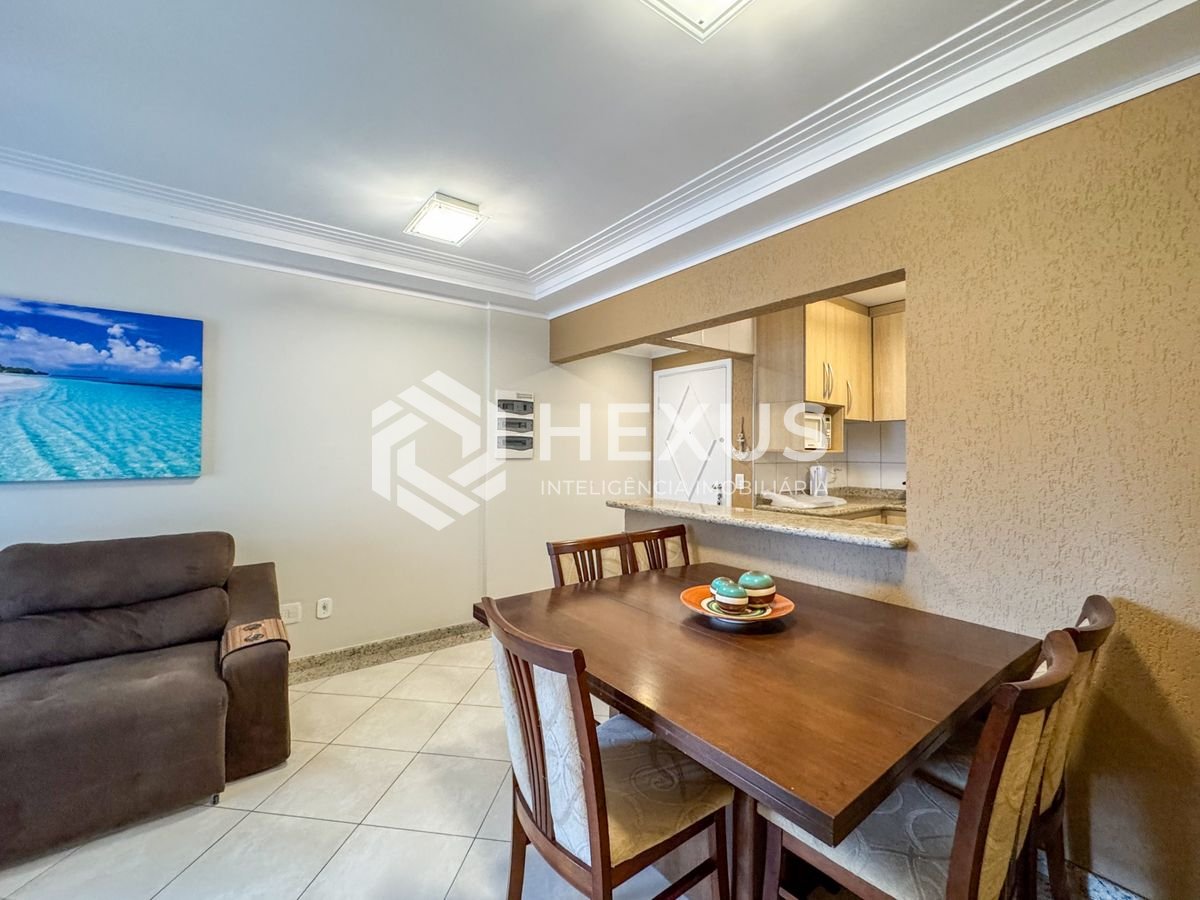 Foto 5 de Apartamento reformado com varanda e lazer a 150m da praia nas Pitangueiras, Guarujá