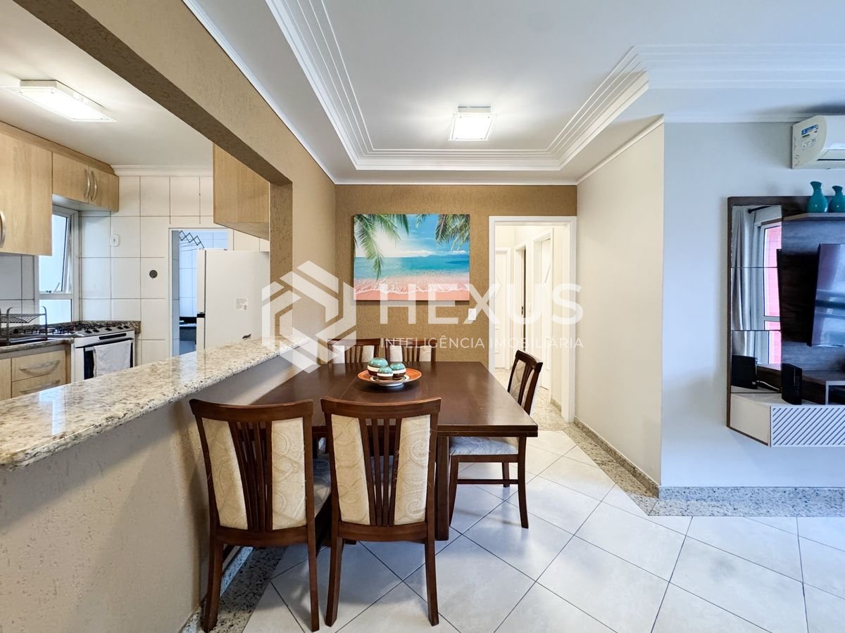 Foto 3 de Apartamento reformado com varanda e lazer a 150m da praia nas Pitangueiras, Guarujá