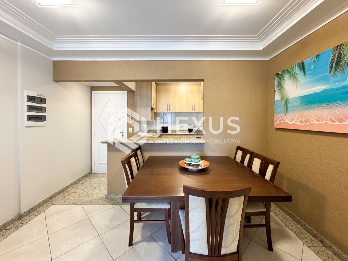 Foto 4 de Apartamento reformado com varanda e lazer a 150m da praia nas Pitangueiras, Guarujá