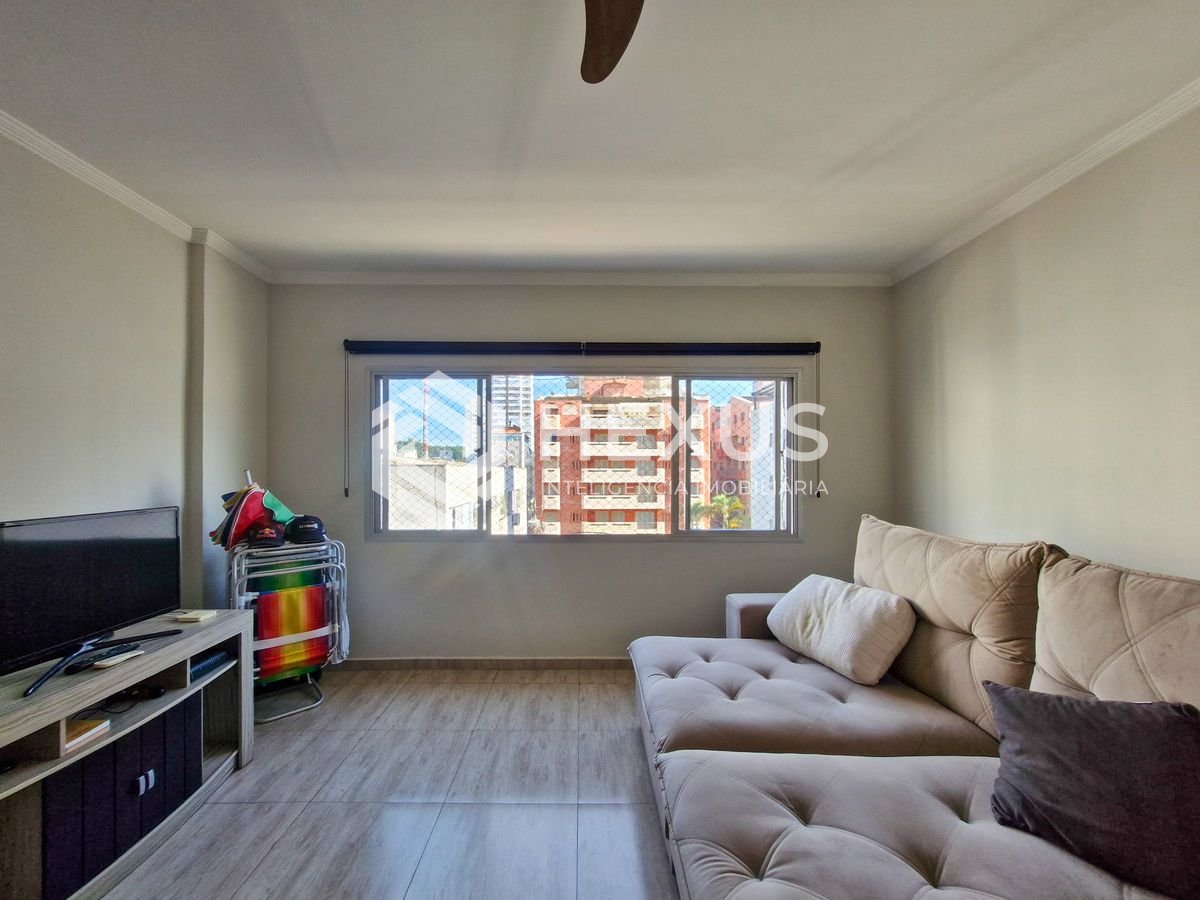 Foto 2 de Apartamento reformado a 200m da praia no Jardim Astúrias, Guarujá