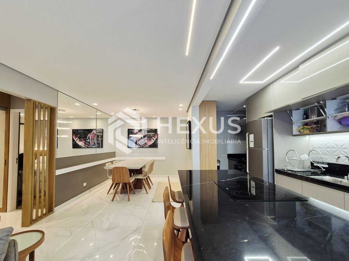 Foto 4 de Apartamento reformado com varanda a 1 quadra da praia nas Pitangueiras, Guarujá