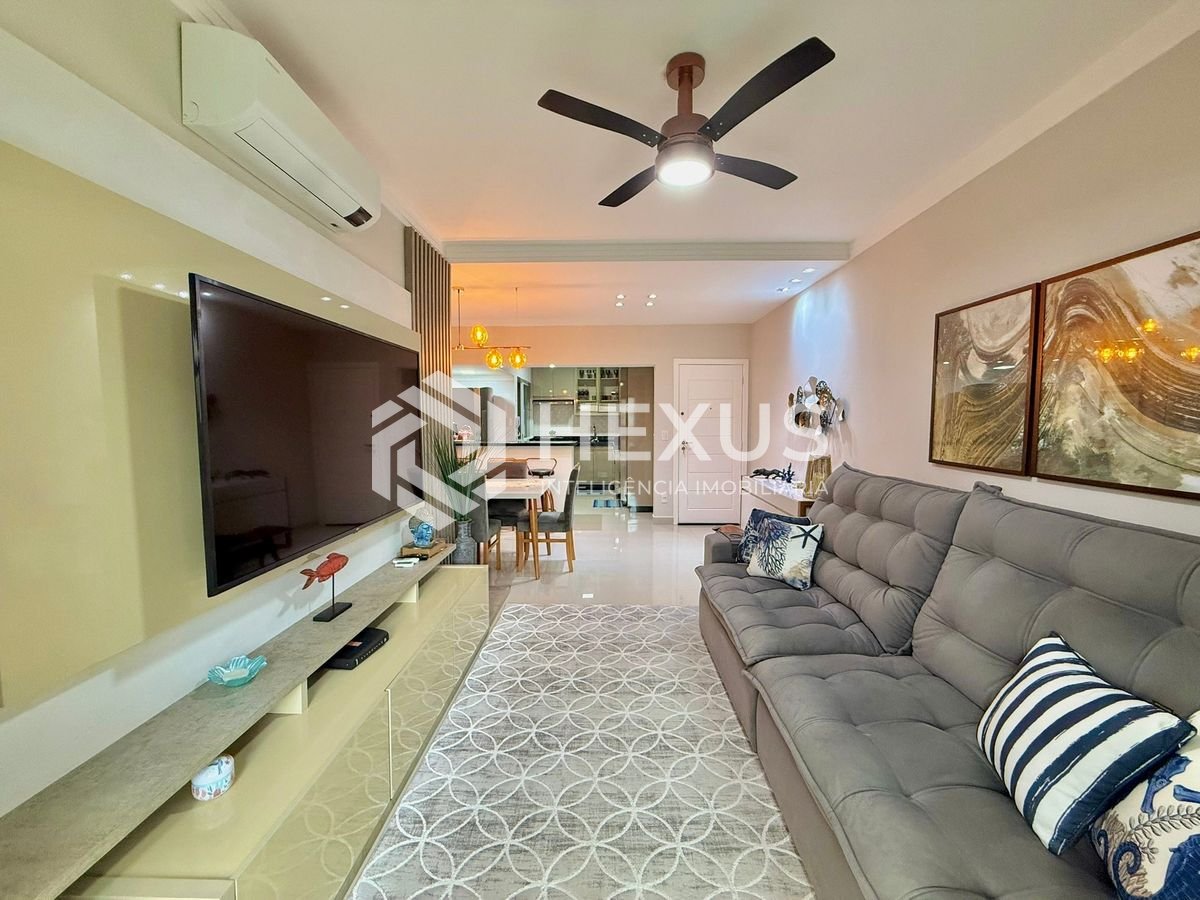 Foto 3 de Apartamento reformado com varanda e lazer a 300m da praia na Enseada, Guarujá