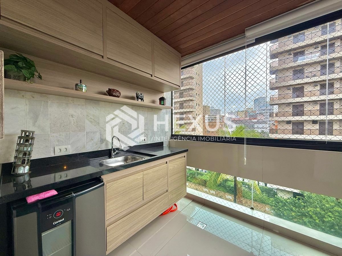 Foto 5 de Apartamento reformado com varanda e lazer a 300m da praia na Enseada, Guarujá