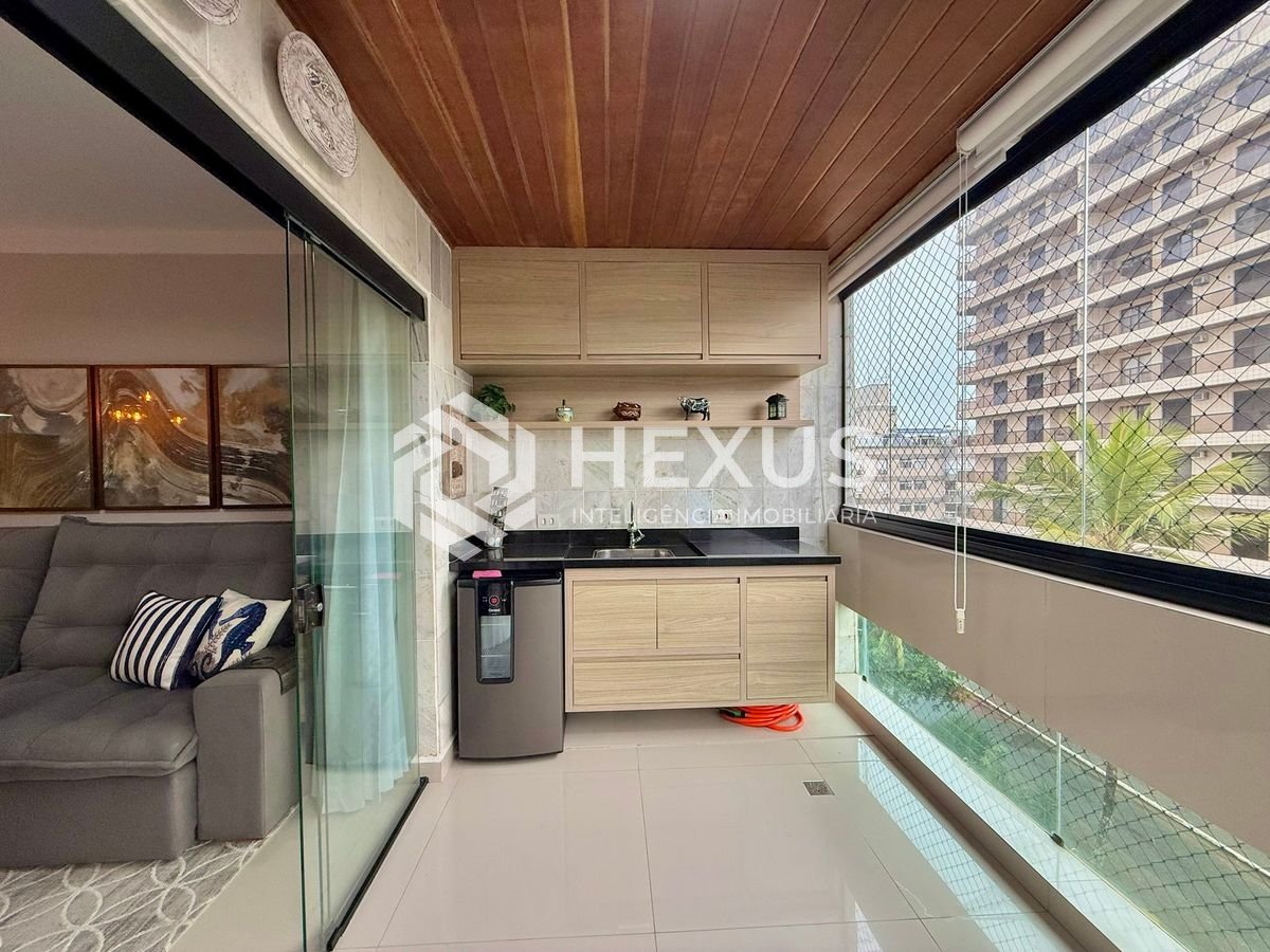 Foto 2 de Apartamento reformado com varanda e lazer a 300m da praia na Enseada, Guarujá