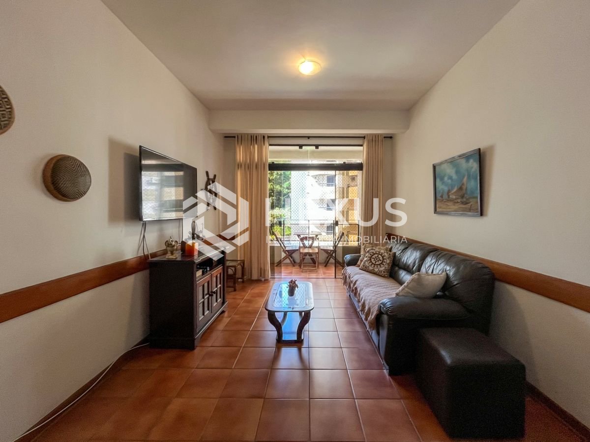 Foto 3 de Apartamento com varanda a 1 quadra da praia nas Pitangueiras, Guarujá