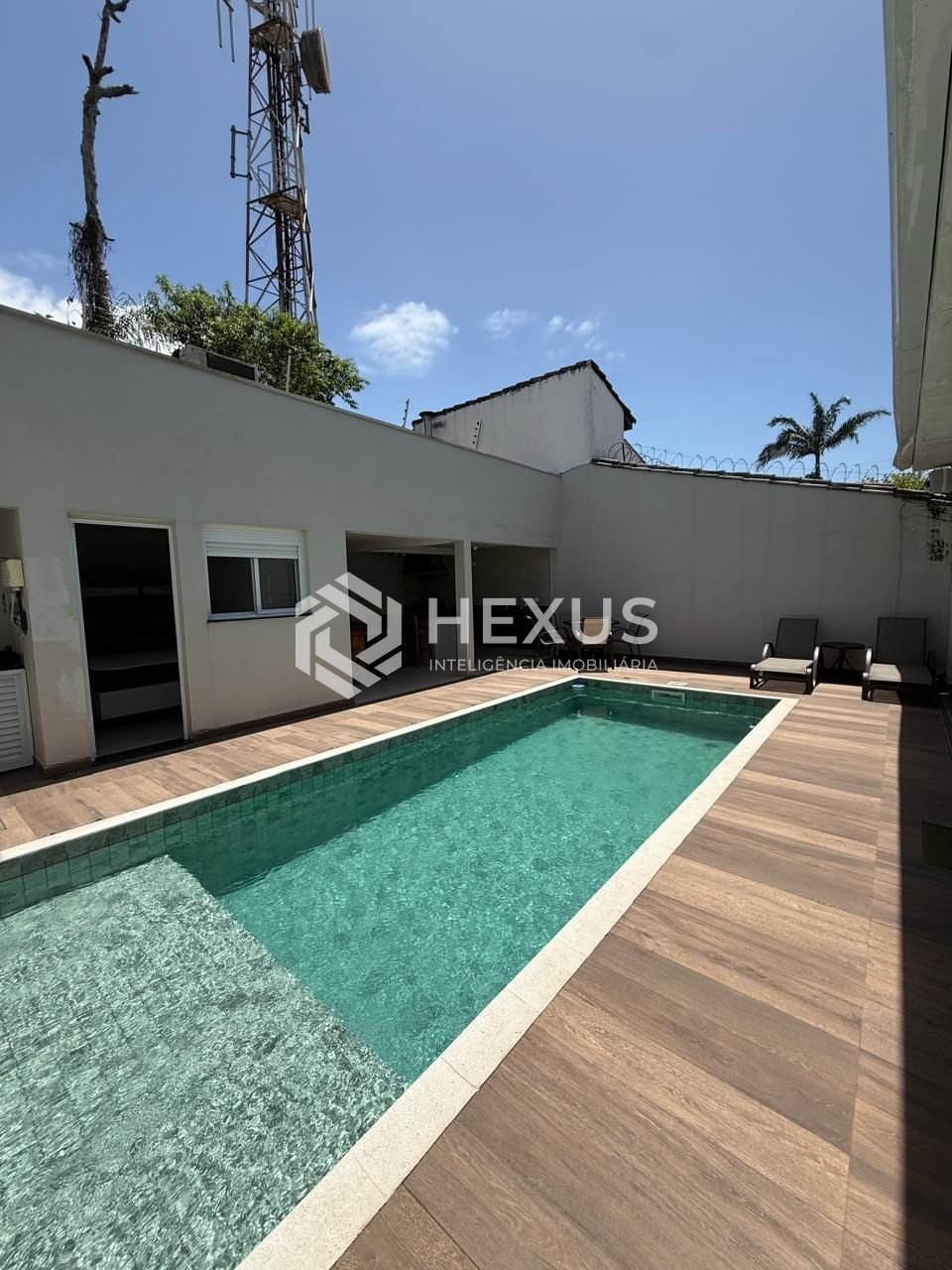 Casa reformada com piscina aquecida e área gourmet em Jardim Virgínia, Guarujá